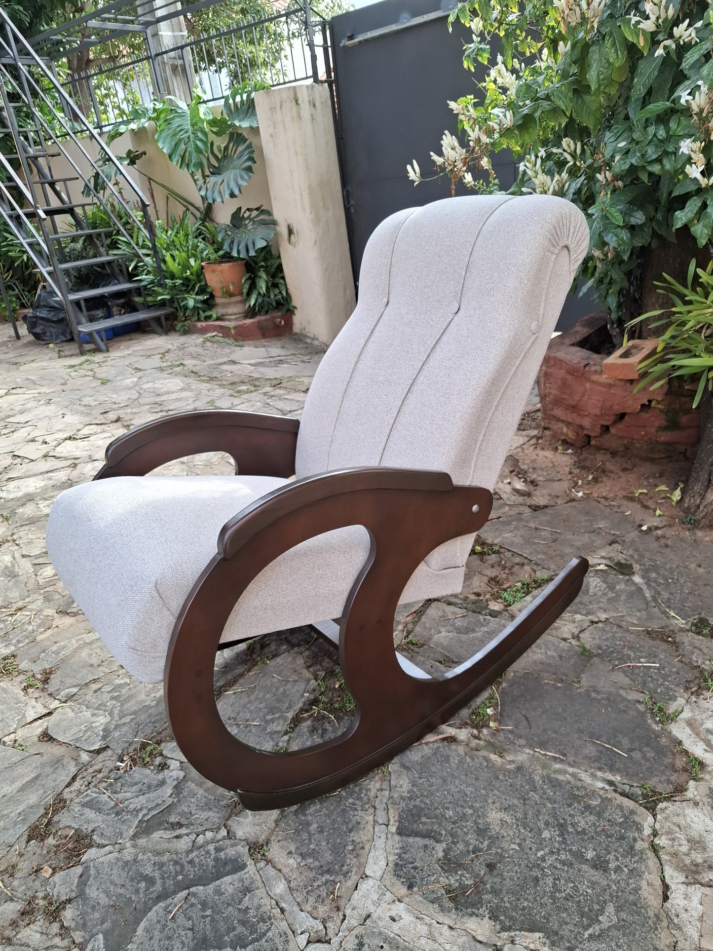 MECEDORA DE MADERA Y TAPIZADO