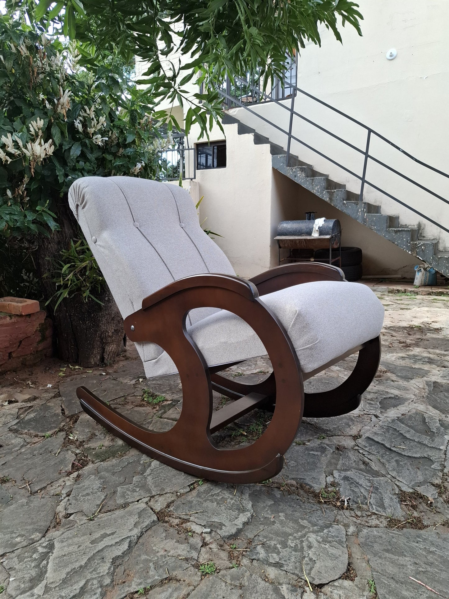 MECEDORA DE MADERA Y TAPIZADO