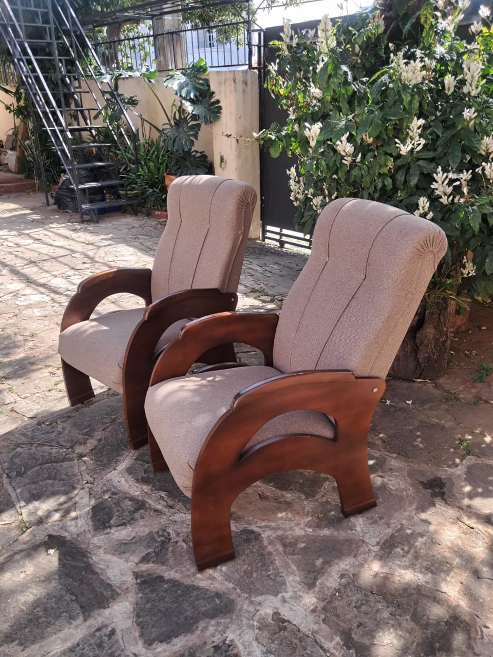 SILLONES MODERNOS DE MADERA Y TAPIZADO