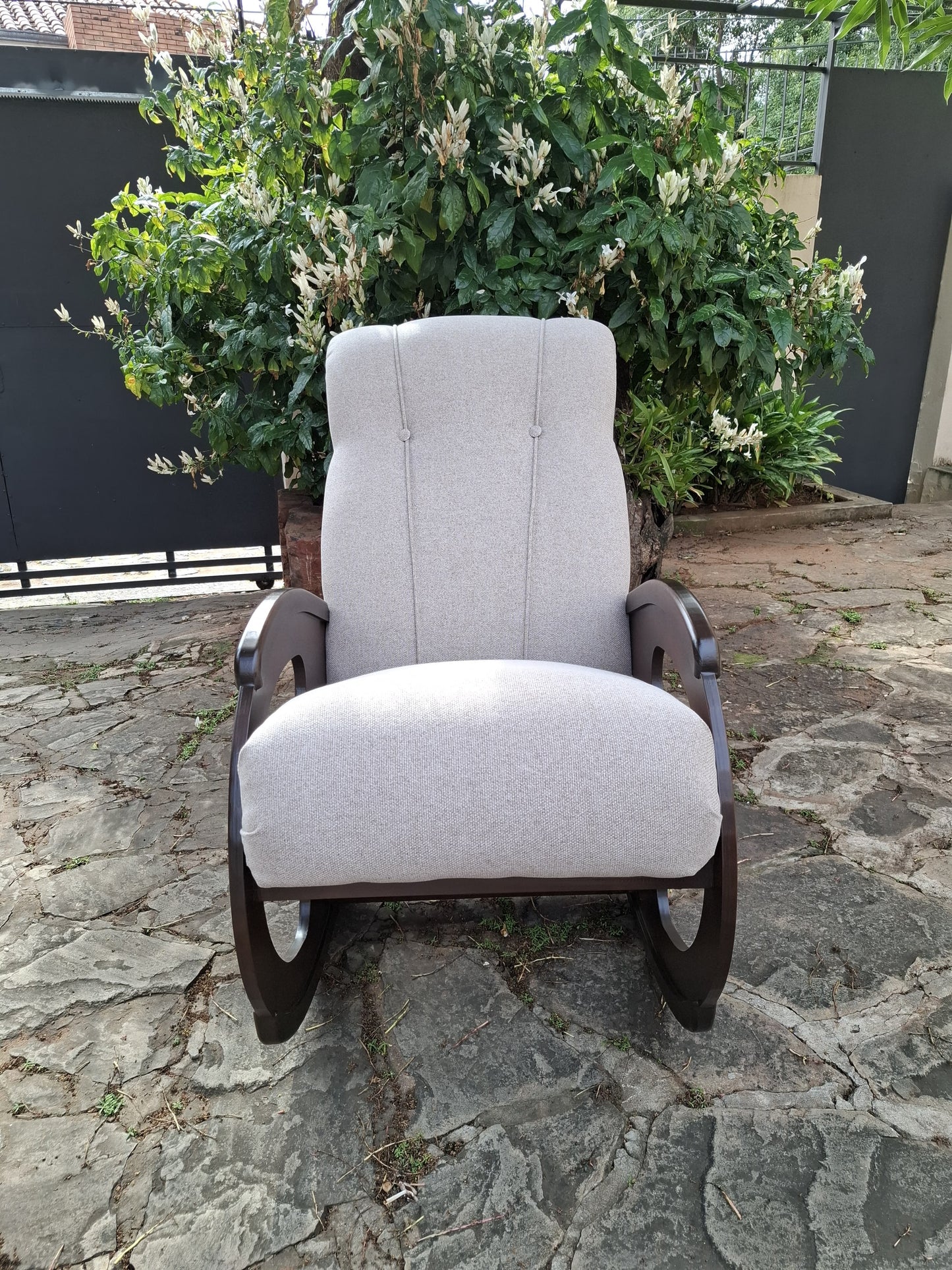 MECEDORA DE MADERA Y TAPIZADO