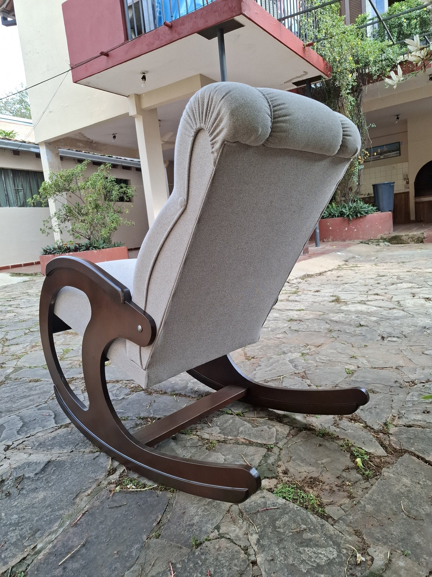 MECEDORA DE MADERA Y TAPIZADO